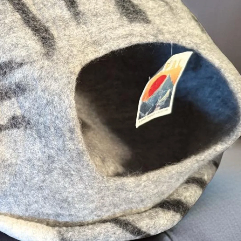 World Travelers Collection NWT Gray Wool Felted Huge Cozy Cat Cave Bed